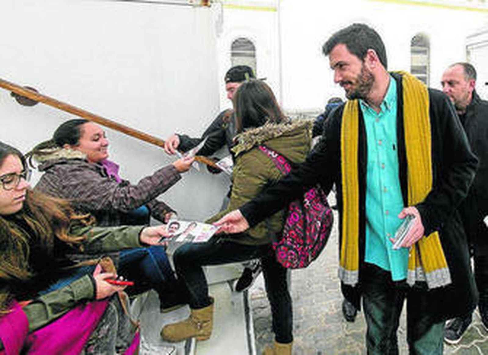 Eduardo Garzón repartiendo propaganda electoral a los alumnos.