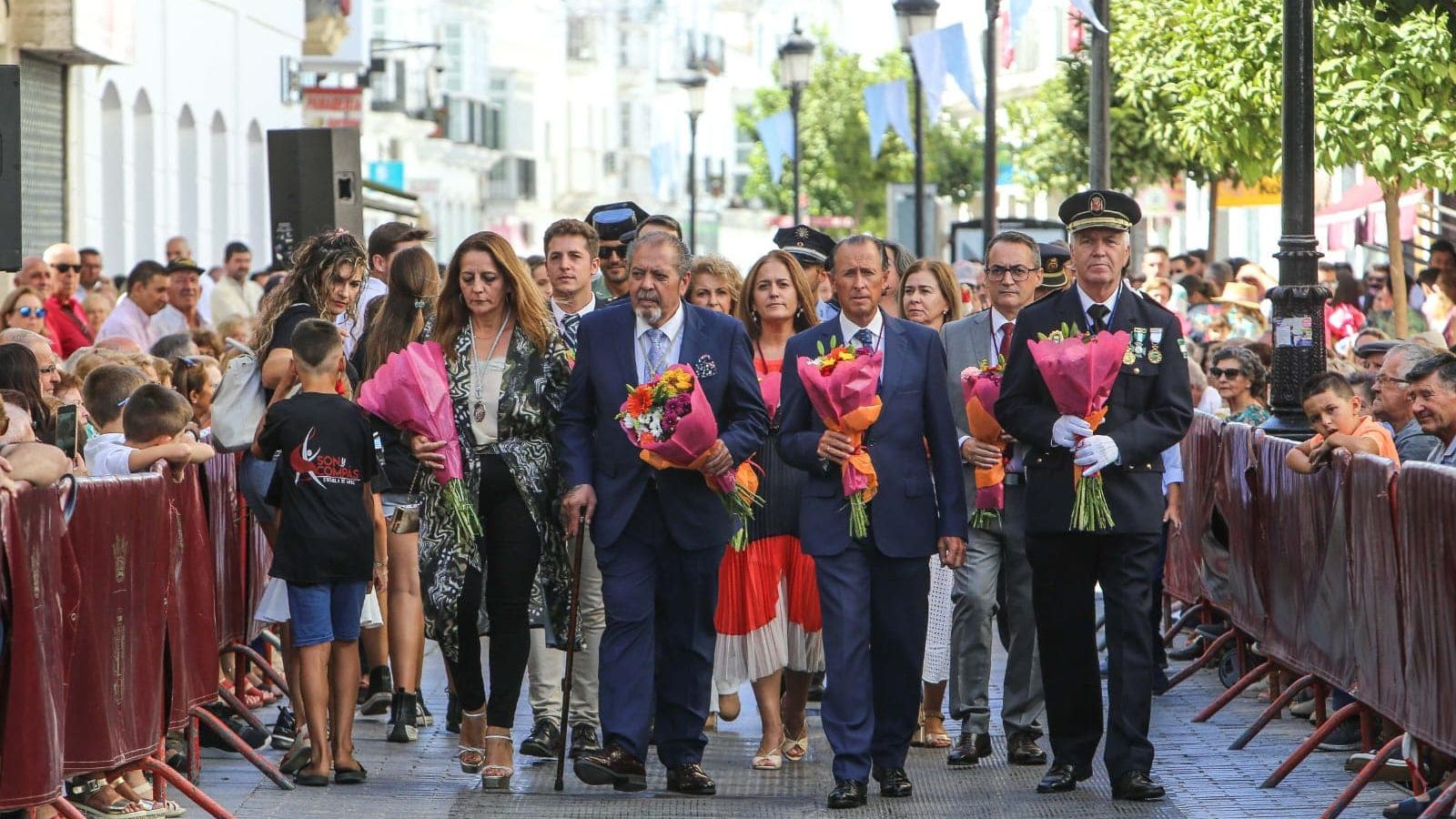 Las autoridades estrenaron la ofrenda floral al mosaico de la Virgen.