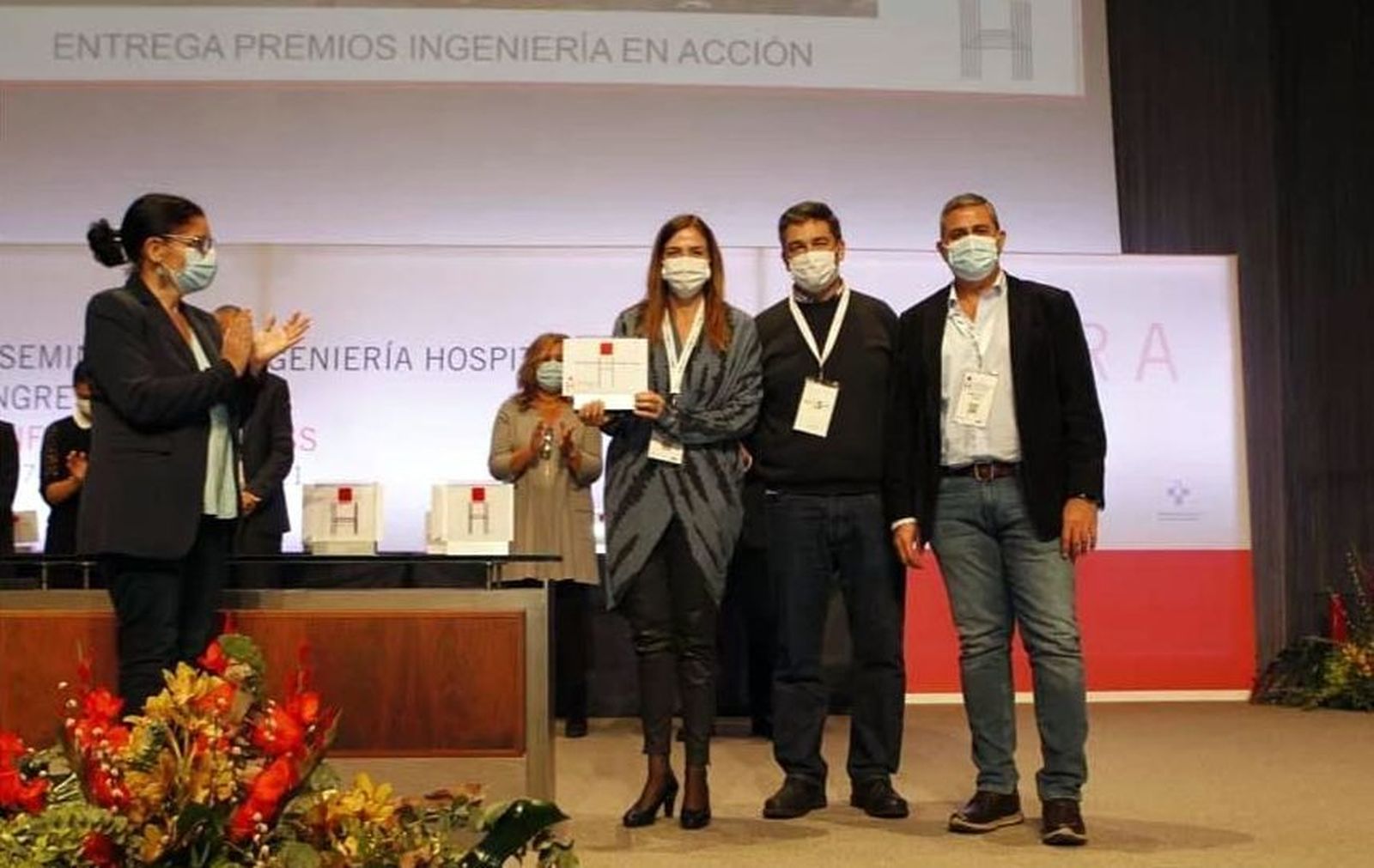 La entrega de los galardones en Gijón con la subdirectora de Servicios Generales del Valme, Carmen Vélez,  junto a los ingenieros de su equipo, Miguel Ángel Vargas y José Antonio Arenilla.