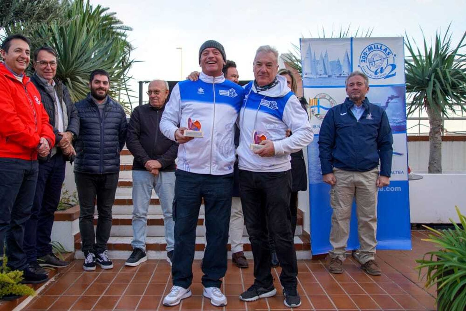 Pepe Ruiz, 'El Hijo del Viento' (i), y Fran Martínez posan con sus galardones.