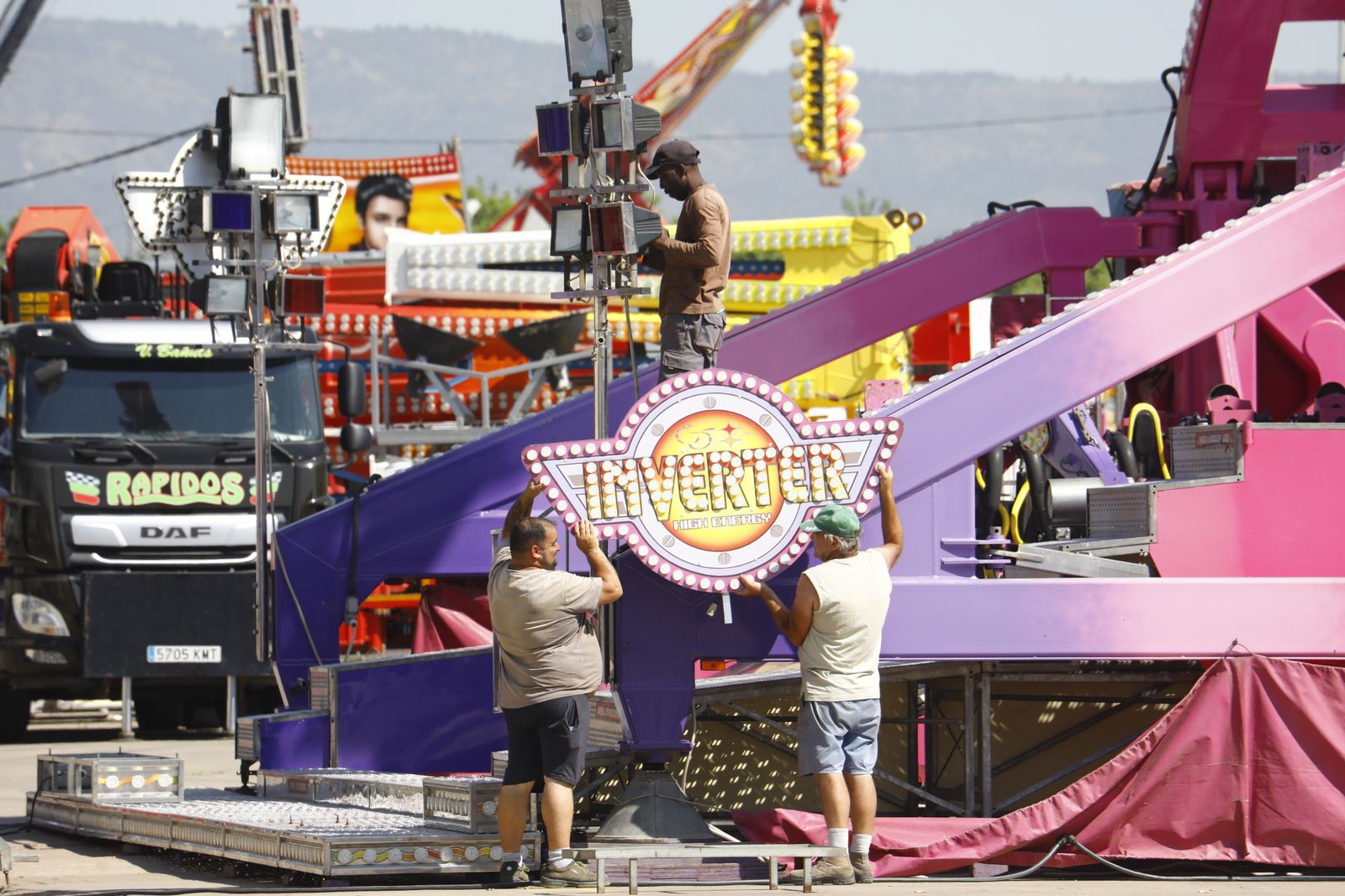 Instalación de atracciones en el recinto ferial de El Arenal.