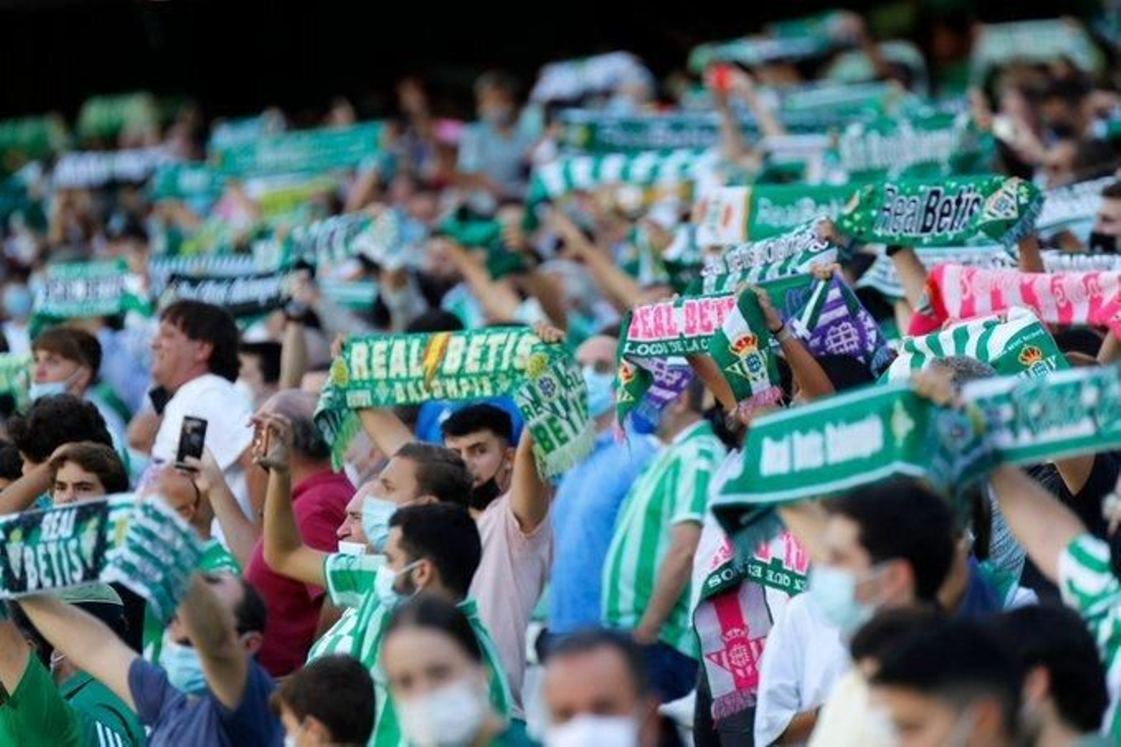 La afición verdiblanca canta el himno en un encuentro.