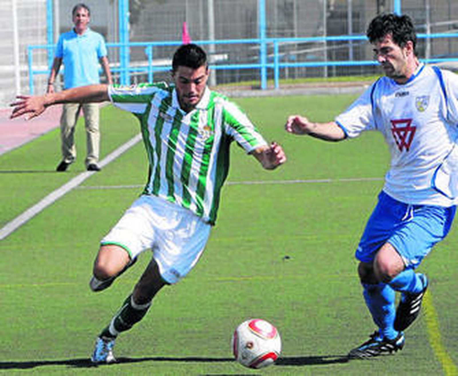 David Agudo intenta marcharse en velocidad de un rival del Alcalá en la pasada temporada.