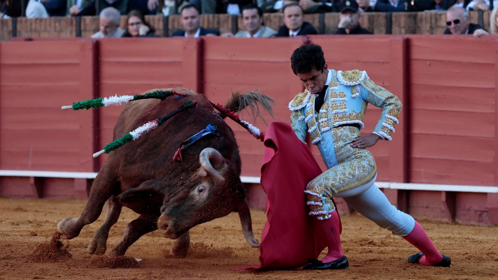 El hidrocálido Leo Valadez se dobla con ‘Listillo’, tercer toro de la tarde.