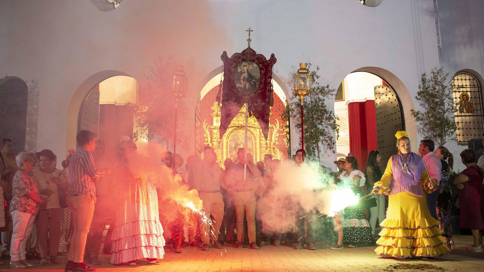 Momento en que comienza el Rosario cantado la noche del sábado