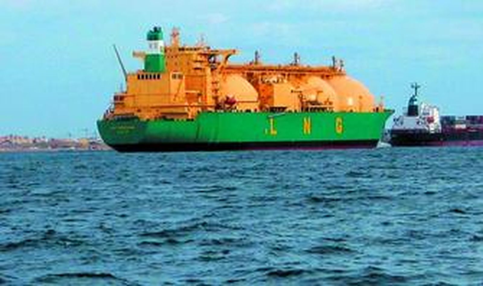 Un buque gasero fondeado en la Bahía de Algeciras con el objeto de ser avituallado.