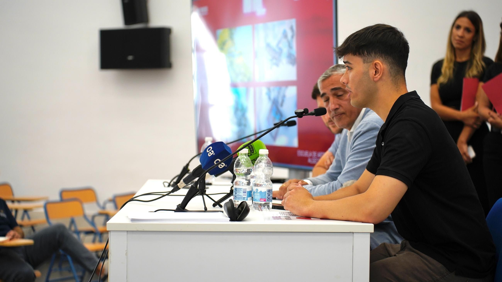 Fotos de la presentación de la campaña de abonados del Algeciras C.F en la Escuela de Arte de Algeciras