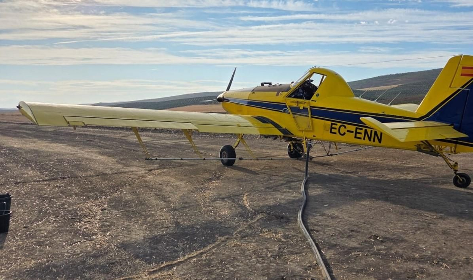 Una avioneta preparada para administrar tratamiento frente a la moscac del olivo en la DOP Baena.