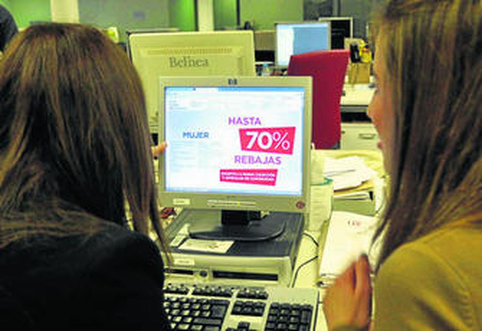 Dos mujeres compran ropa por internet.