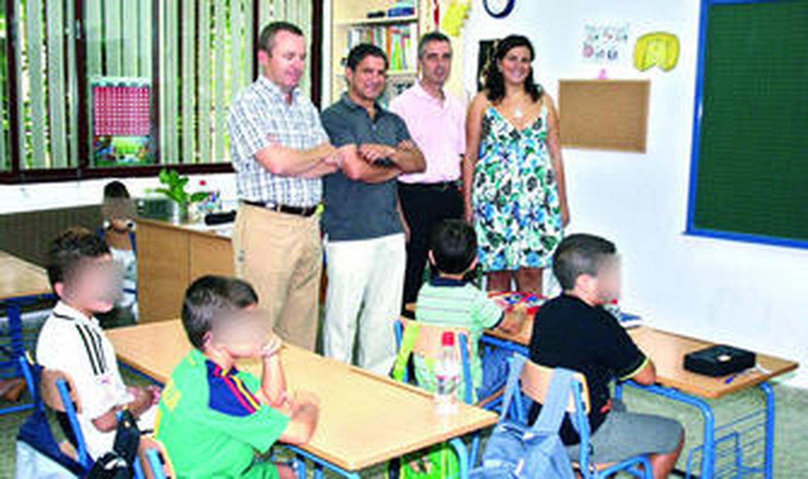 Alumnos asisten al primer día de clase en un colegio de Lucena.