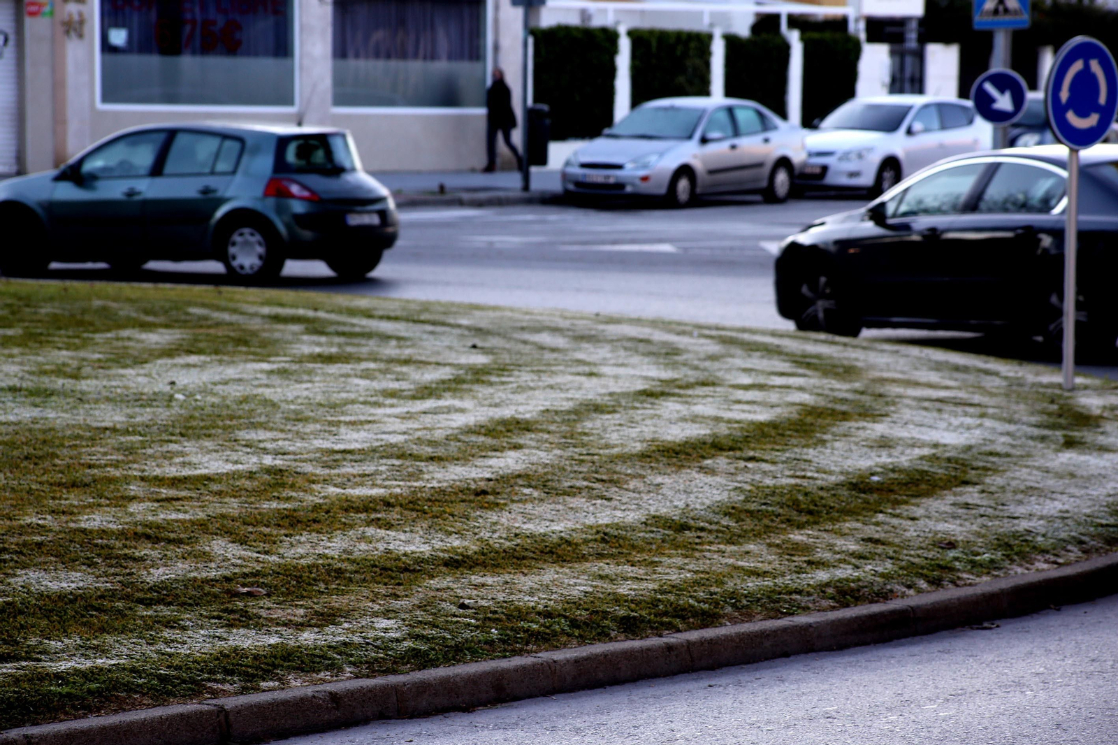 Una de las rotondas de la ciudad, completamente helada.