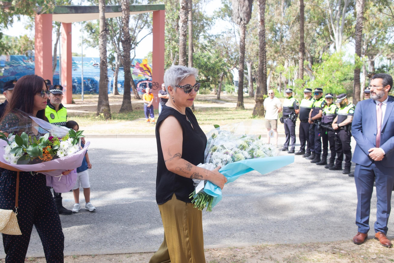 La Línea rinde homenaje al policía local Víctor Sánchez en el octavo aniversario de su muerte, en imágenes
