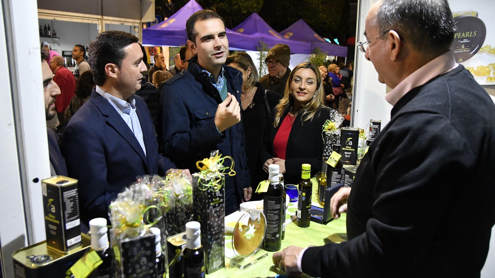 El alcalde de Almería y el vicepresidente de Diputación conversan con uno de los empresarios El alcalde de Almería y el vicepresidente de Diputación conversan con uno de los empresarios
