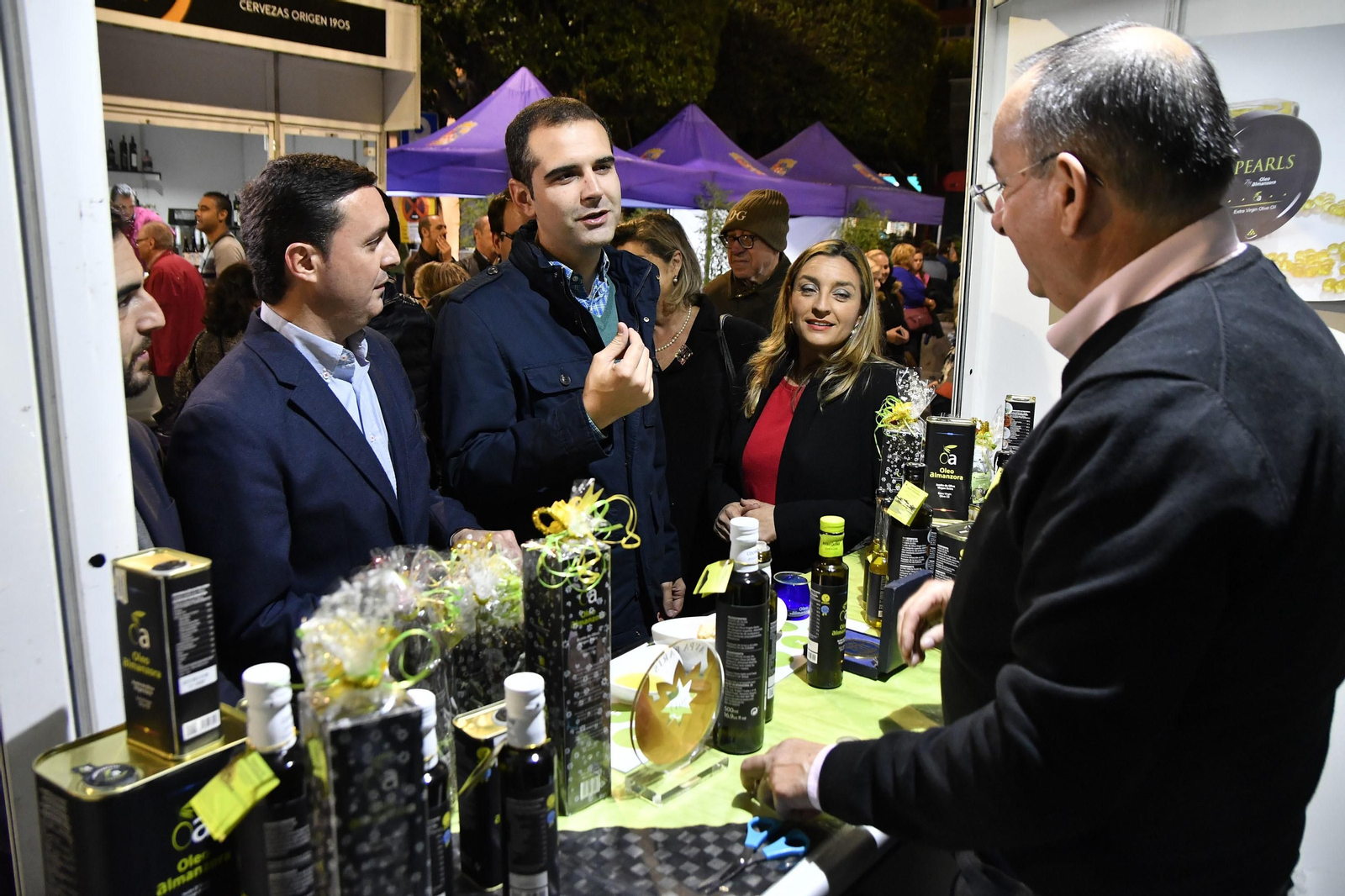 El alcalde de Almería y el vicepresidente de Diputación conversan con uno de los empresarios El alcalde de Almería y el vicepresidente de Diputación conversan con uno de los empresarios