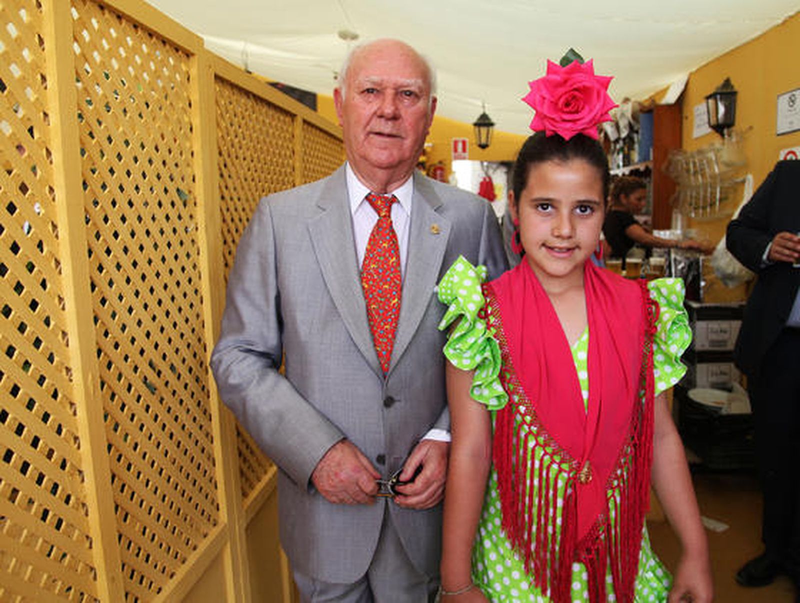 El conocido cirujano Julio Mendoza, junto a su nieta Rocío, ayer en la caseta de Diario de Jerez.

Foto: Vanesa Lobo