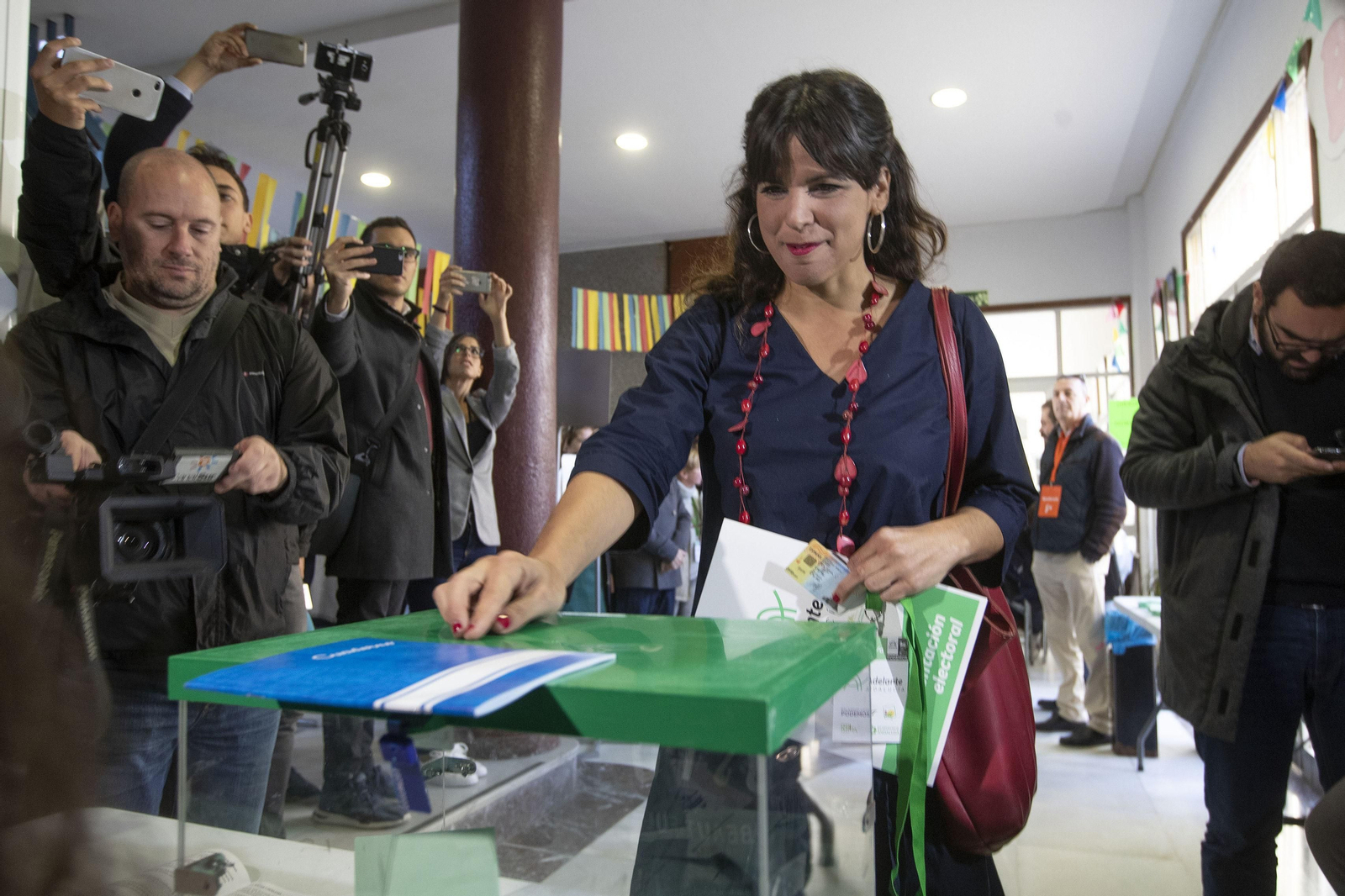 Teresa Rodríguez en su colegio electoral