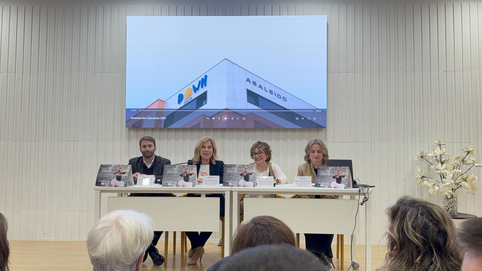 Responsables de la Junta de Andalucía, del Ayuntamiento y de la Diputación Provincial junto a la presidenta de Down Almería, Isabel Parras.