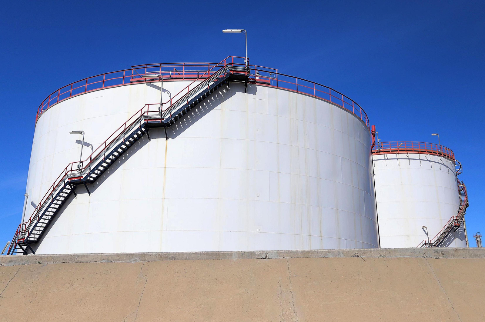 Cepsa fabrica combustible sostenible en el polo energético de La Rábida (Huelva) a partir de huesos de aceituna y otros residuos vegetales, en imágenes