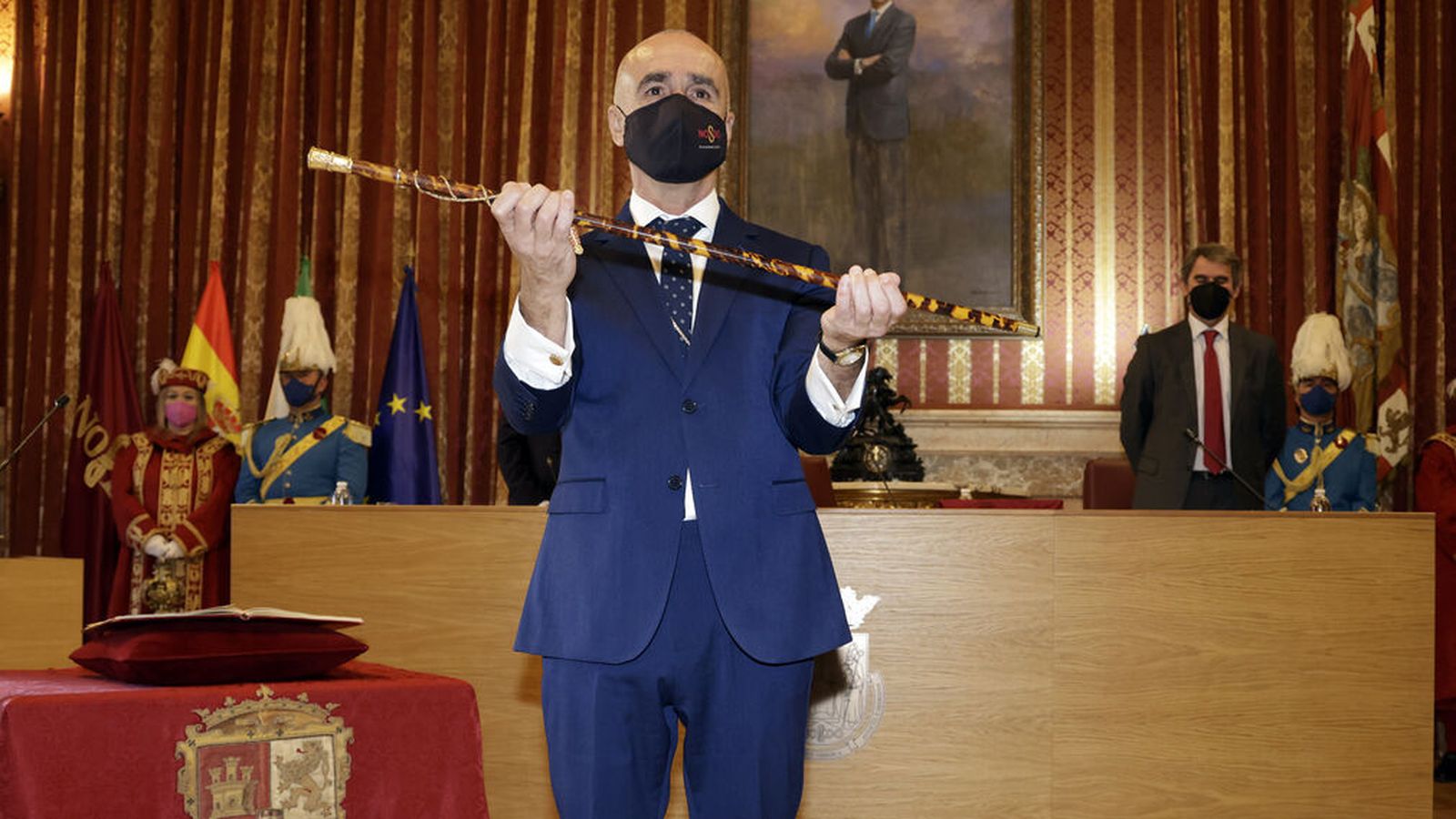 Antonio Muñoz, al recibir el bastón de alcalde de Sevilla el 3 de enero.