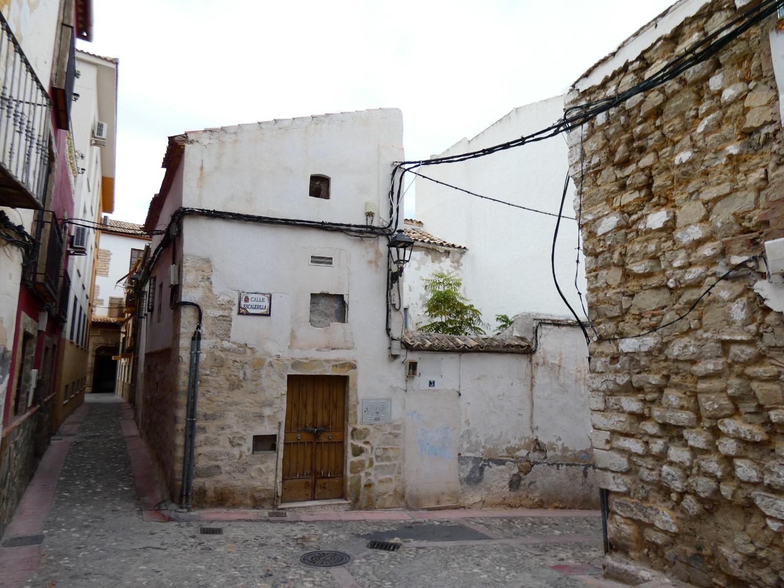 Así se encuentran los restos de la antigua iglesia de San Miguel en Jaén, en imágenes