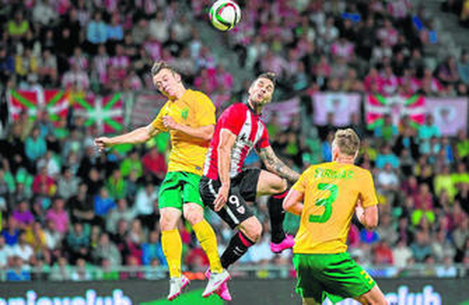 Kike Sola, autor del segundo gol bilbaíno, salta para cabecear el balón.