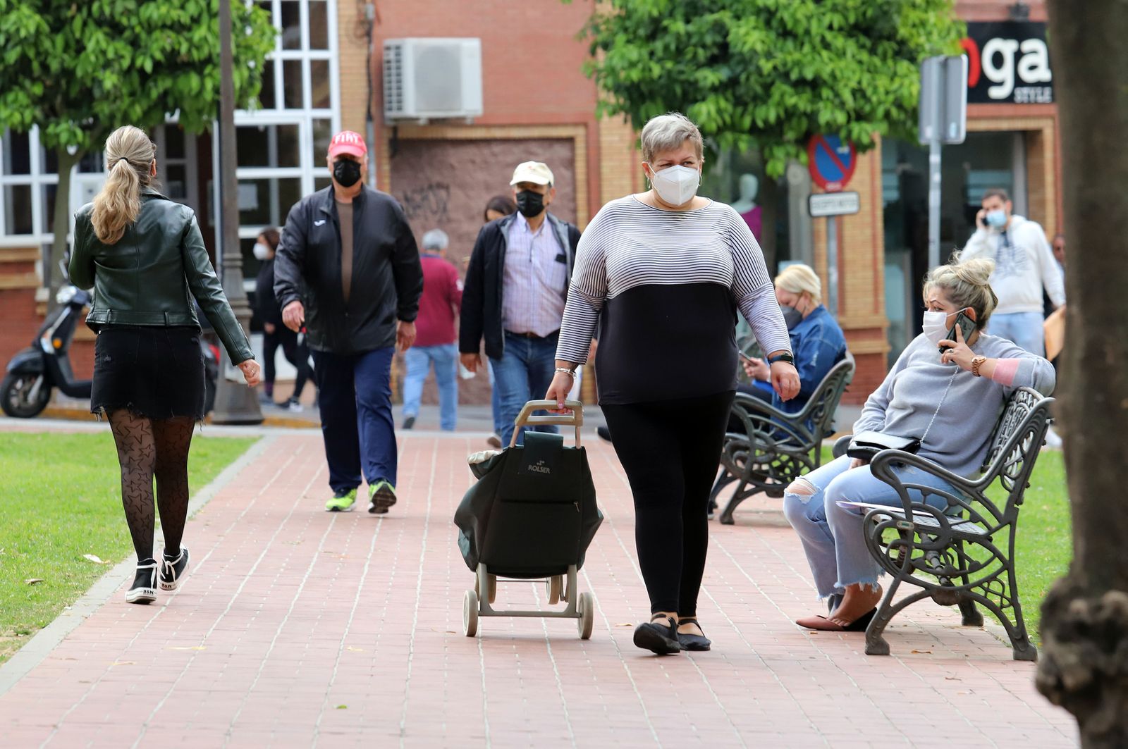 Ambiente en el centro de la capital onubense durante la jornada de ayer.