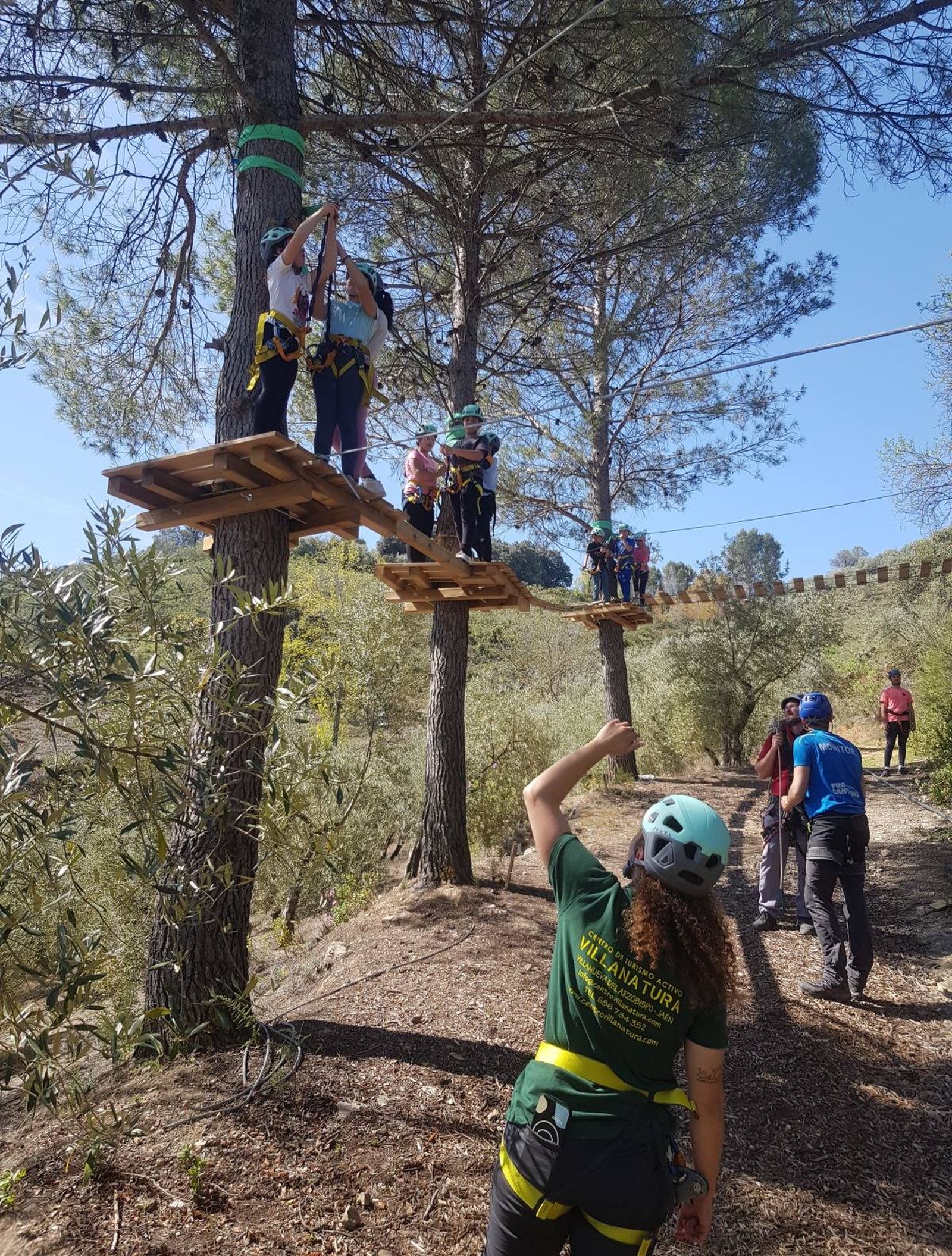 Niños y mayores disfrutan en las instalaciones de Villanatura con actividades al aire libre.