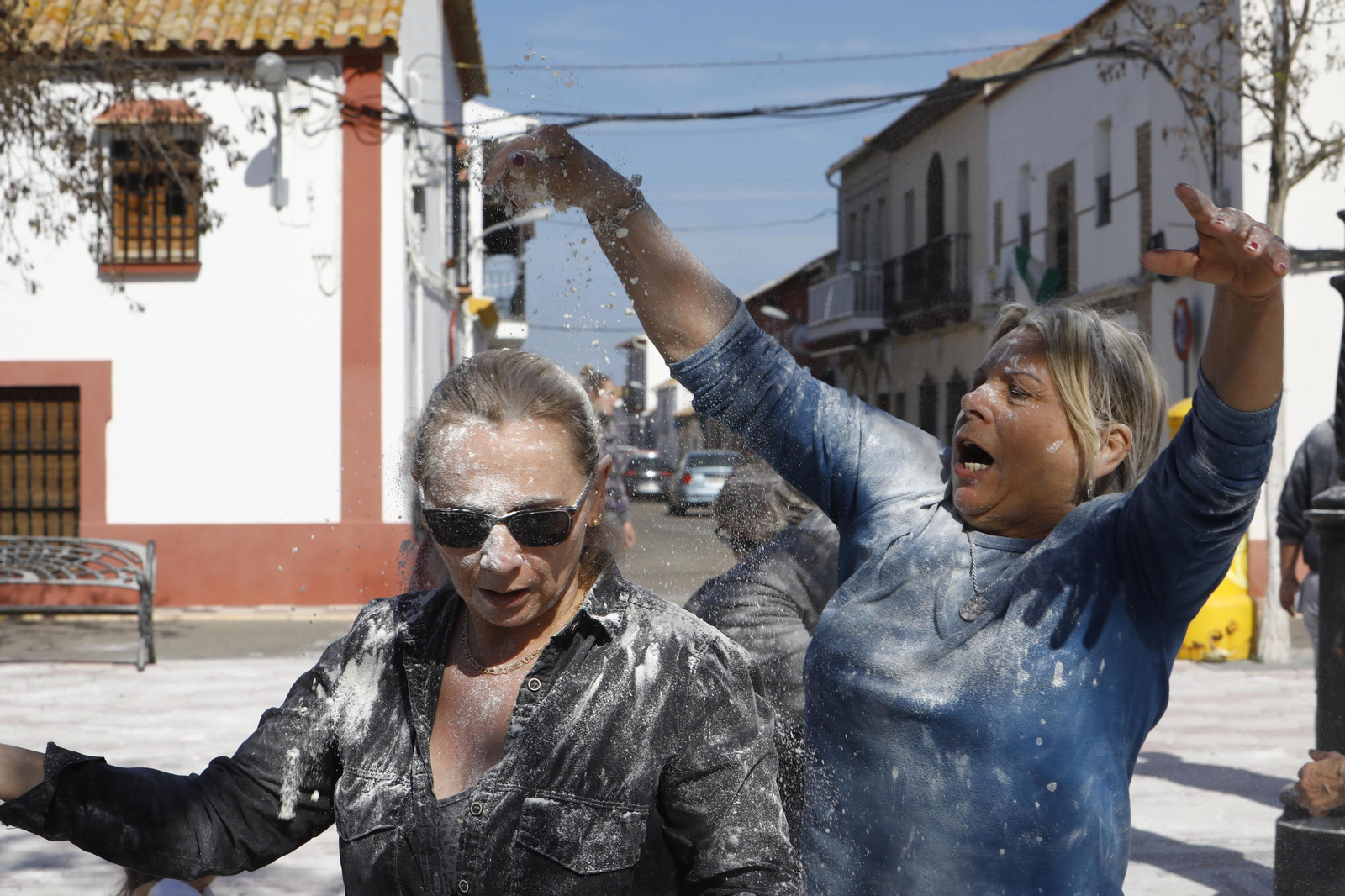 La batalla de la harina de Ochavillo del Río, en imágenes