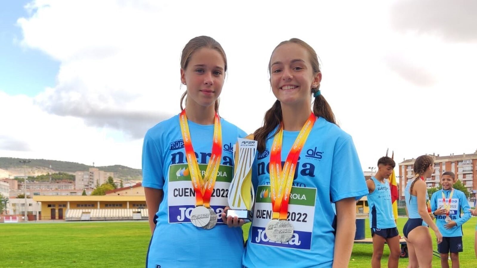 Marta Barroso y Elena Ruiz, con sus trofeos como subcampeonas