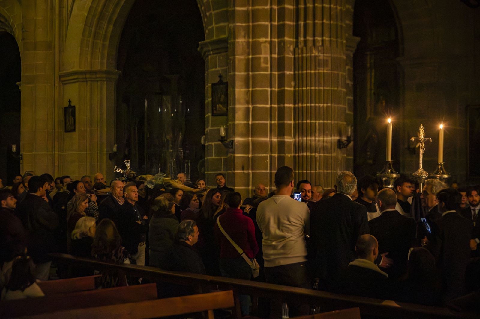 Así fue el viacrucis del Cristo de la Viga por el interior de la Catedral de Jerez