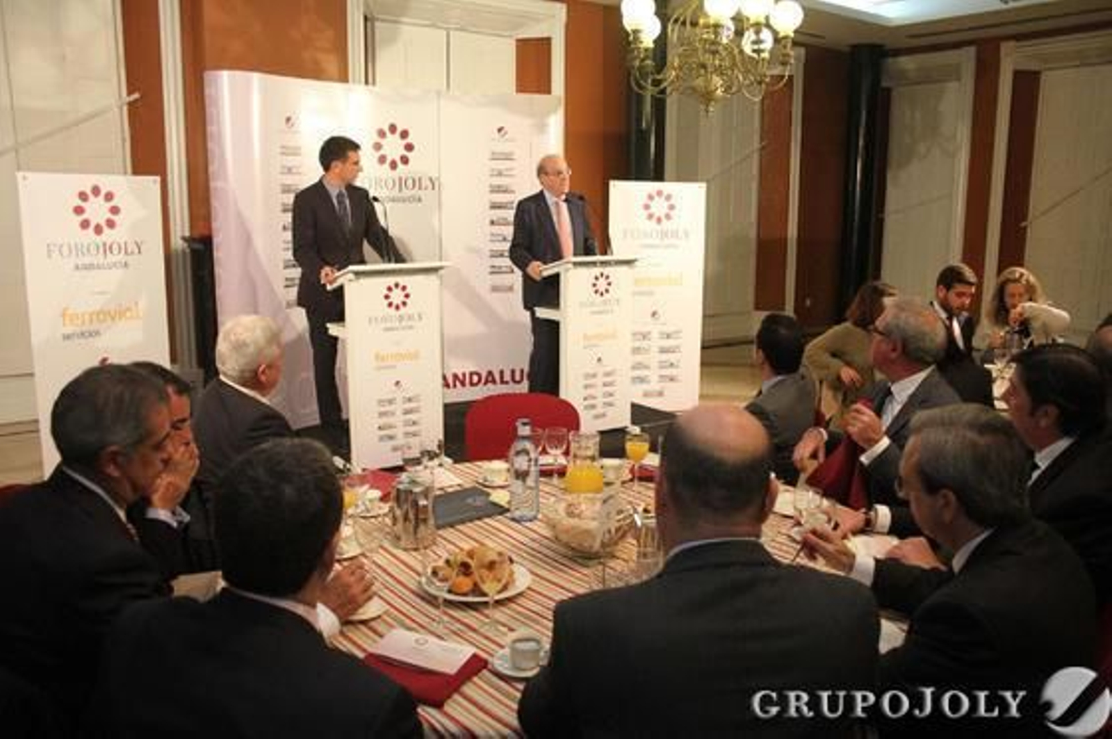 El Salón de Chimeneas acogió a una nutrida representación del ámbito político, empresarial, sindical y de los colectivos sociales y vecinales de la ciudad de Huelva.

Foto: Alberto Domínguez.