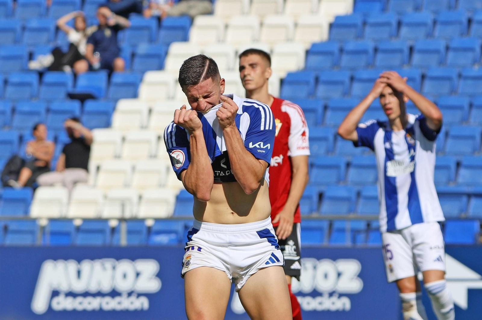 David del Pozo, enfurecido tras fallar una ocasión ante el Real Murcia.