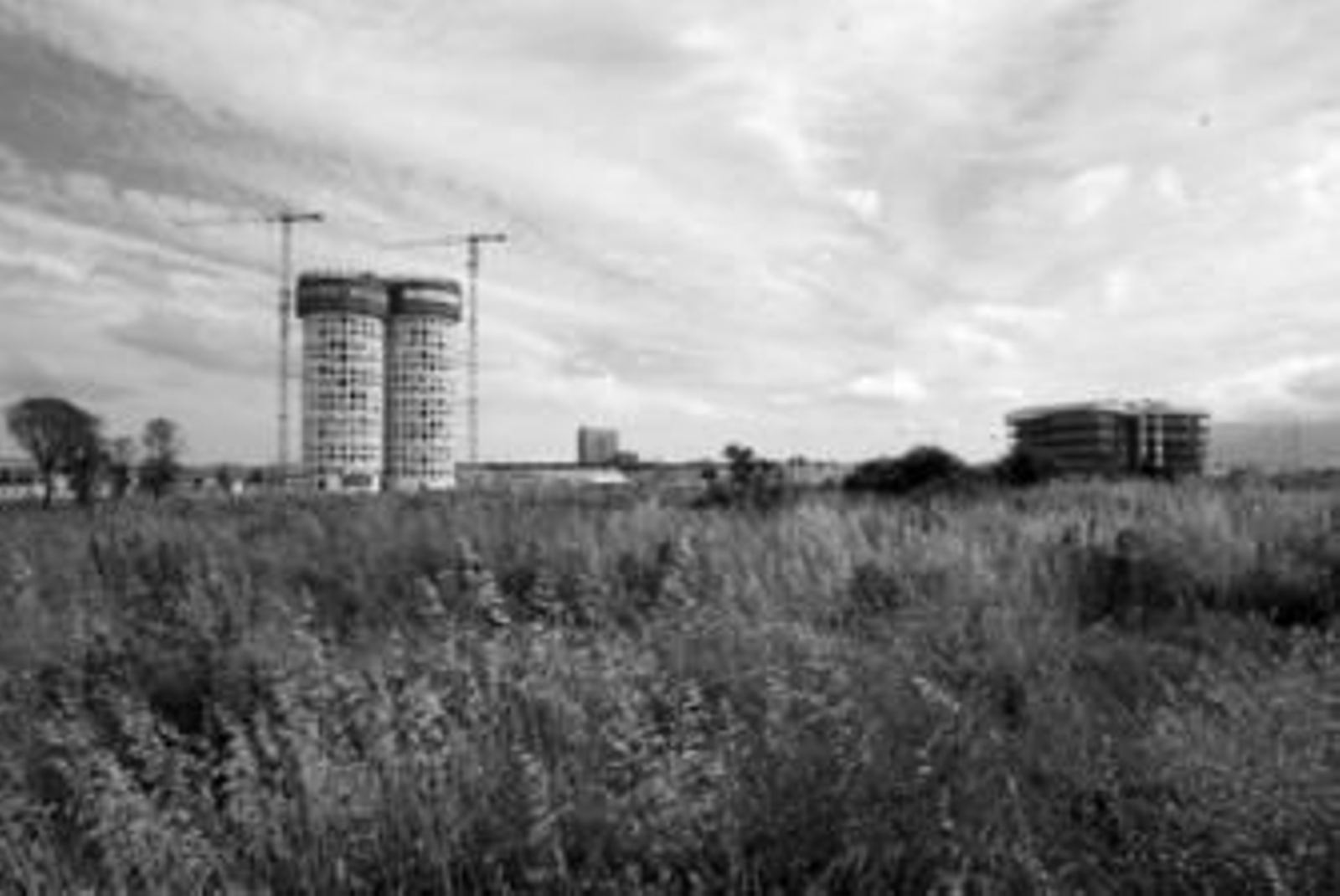 Vista general de los terrenos que el grupo Sonae Sierra adquirirá para erigir el centro comercial, ayer.