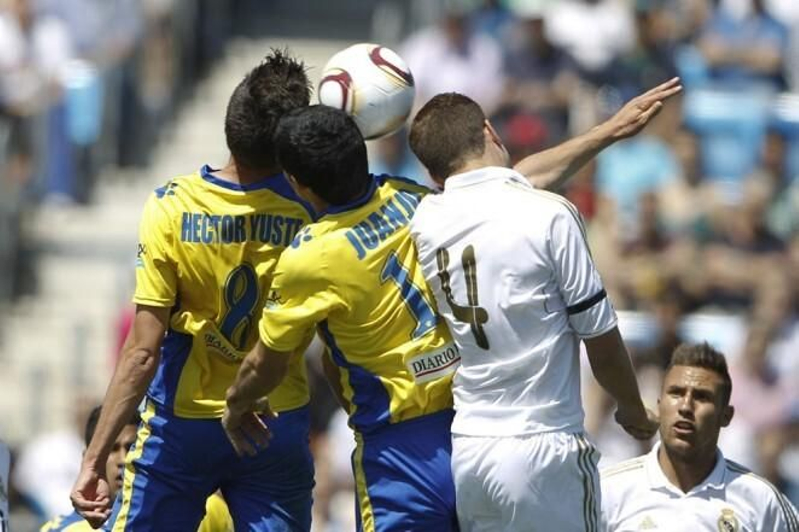 Héctor Yuste y Juanjo saltan en pugna por el balón durante la vuelta del cruce con el Real Madrid Castilla en 2012.