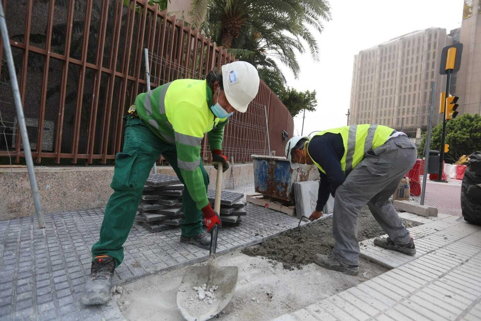 Operarios con mascarillas en las obras del Metro de Málaga este lunes