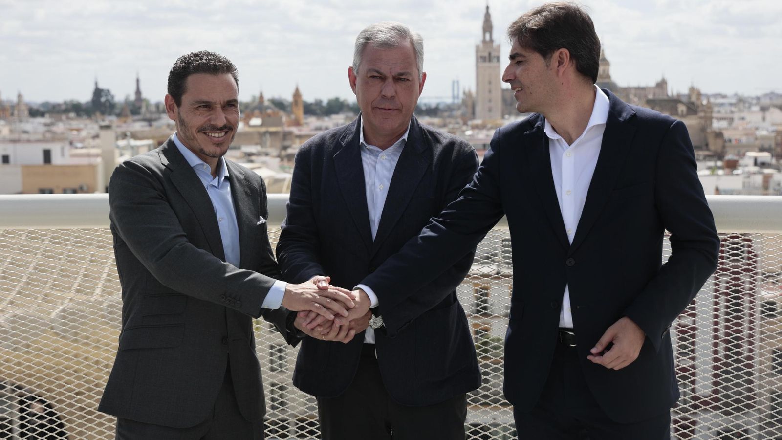 El alcalde de Sevilla, José Luis Sanz, representa la unión de ambas entidades, protagonizadas por sus respectivos presidentes.