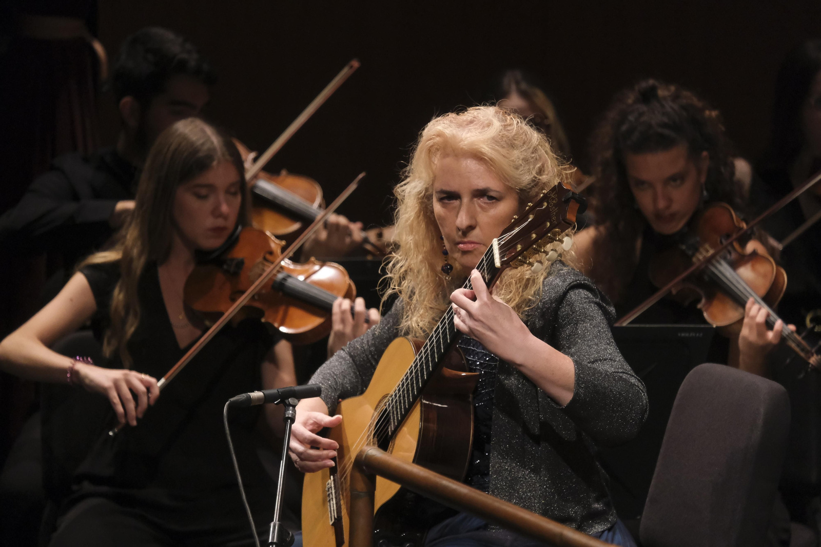El concierto de la Orquesta Joven de Andalucía y María Esther Guzmán en el Festival de la Guitarra de Córdoba, en imágenes