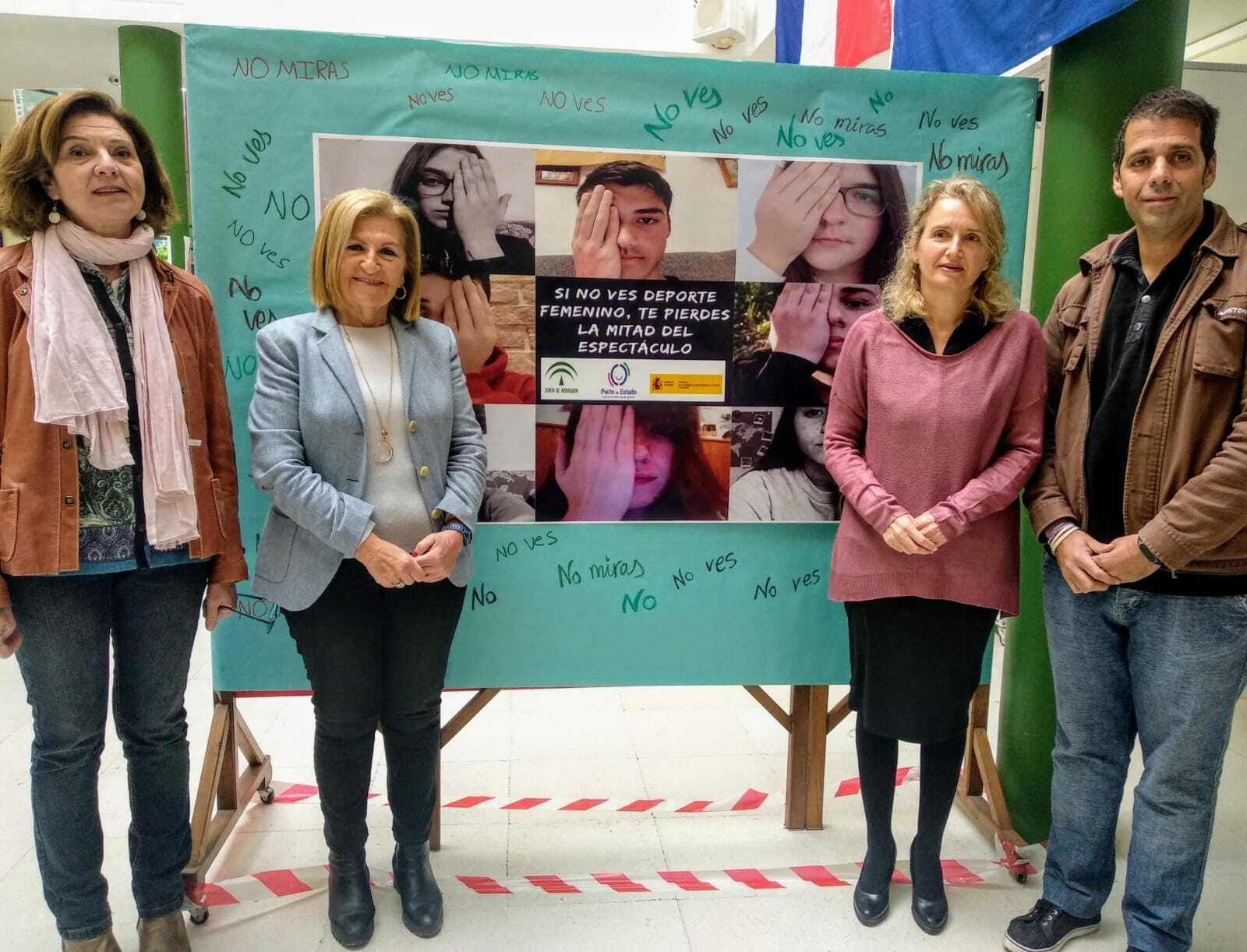 El periodista Rubén Guerrero, con las concejalas Lola Campos y Carmen Lara, junto a la directora del IES Tejada.