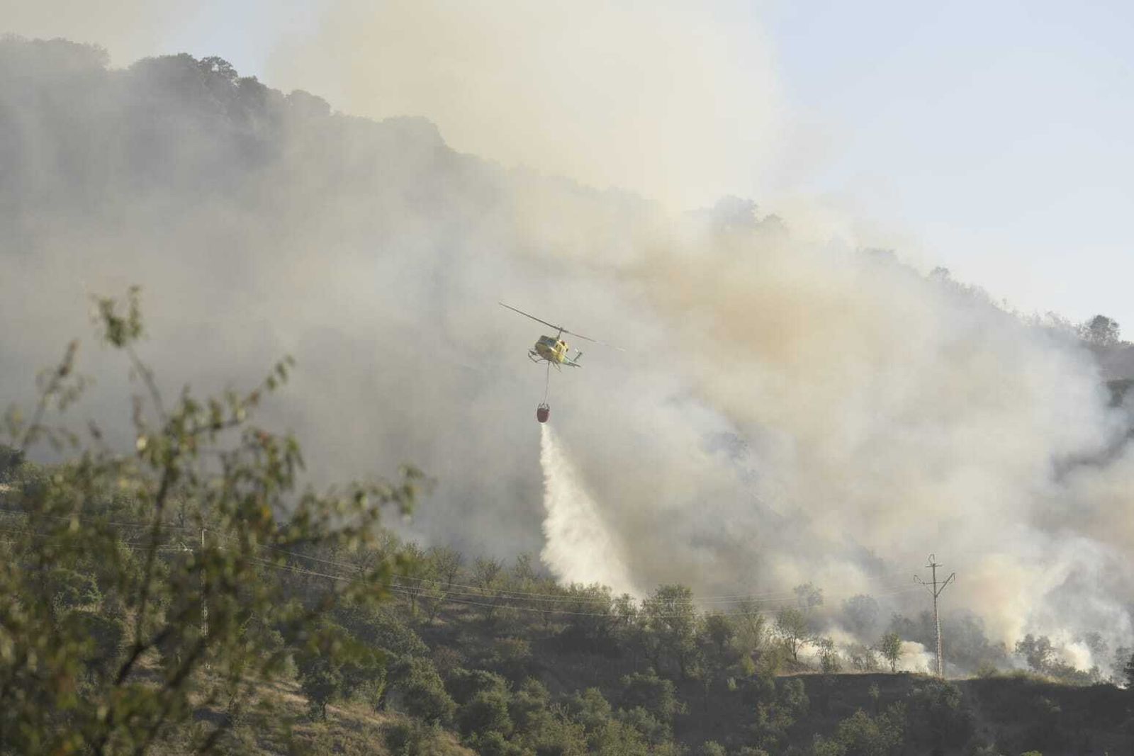Así están siendo las labores de extinción del aparatoso incendio forestal de Pinos Genil