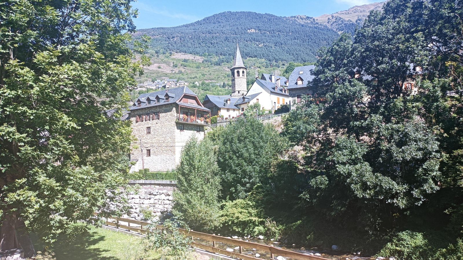 Aubèrt también lo vemos desde el otro lado del río.