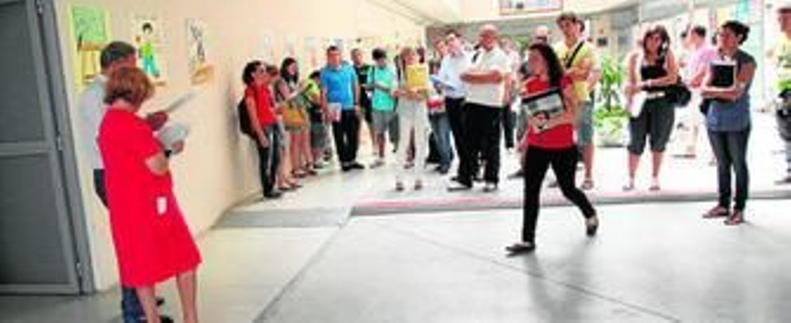 Aspirantes a Educación Física se presentaron ayer en el IES Christine Picasso para entregar las programaciones didácticas y los méritos de la fase de concurso.