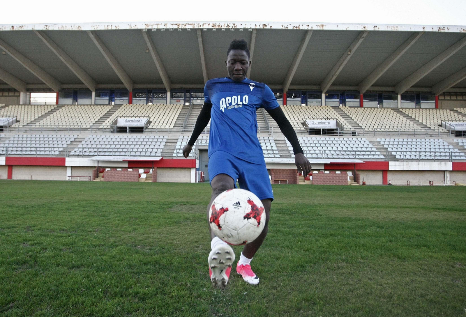 Moha de patadas a un balón en el césped del Nuevo Mirador.
