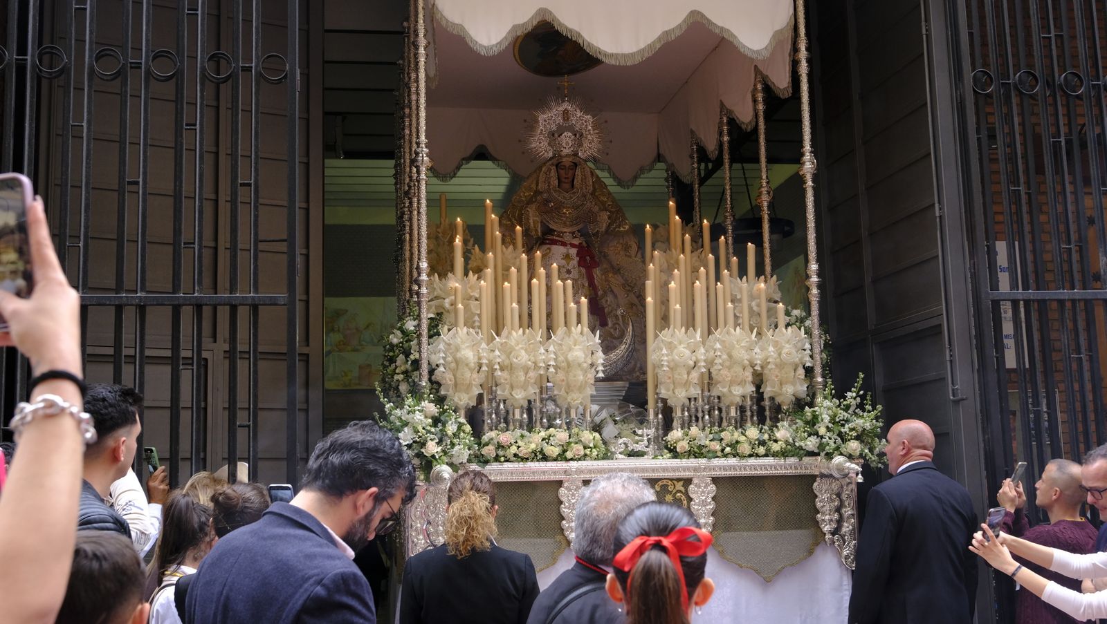 La Borriquita procesiona por las calles de Almería, en imágenes