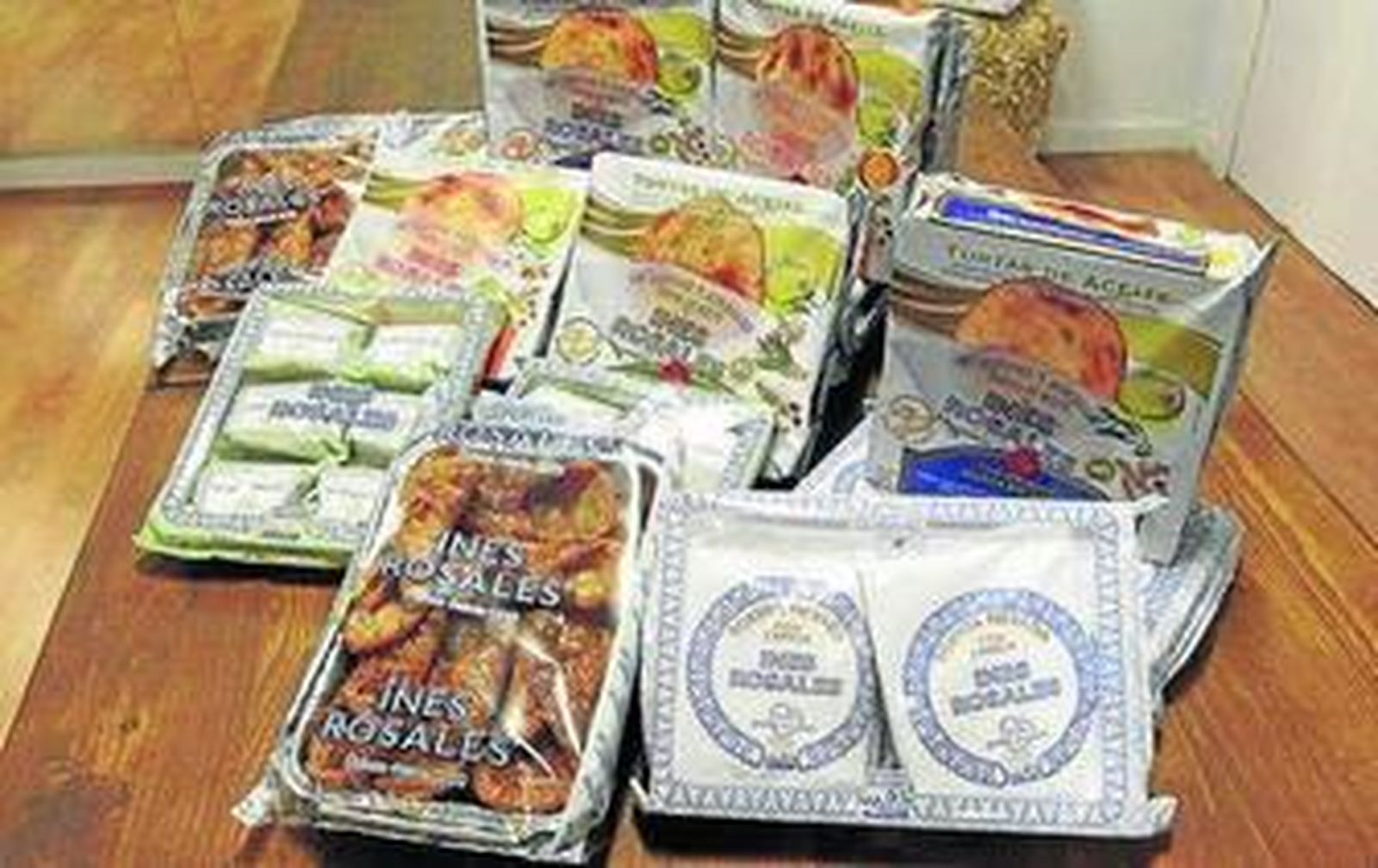 Una nueva etapa. Purificación Portillo y Juan Moreno posan en un rincón de la primera tienda de Inés Rosales, que abrió el pasado 14 de febrero en la Plaza San Francisco. El espacio reúne productos elaborados en la tierra, muchos maridados con las famosas tortas de la empresa, con más de un siglo de historia.