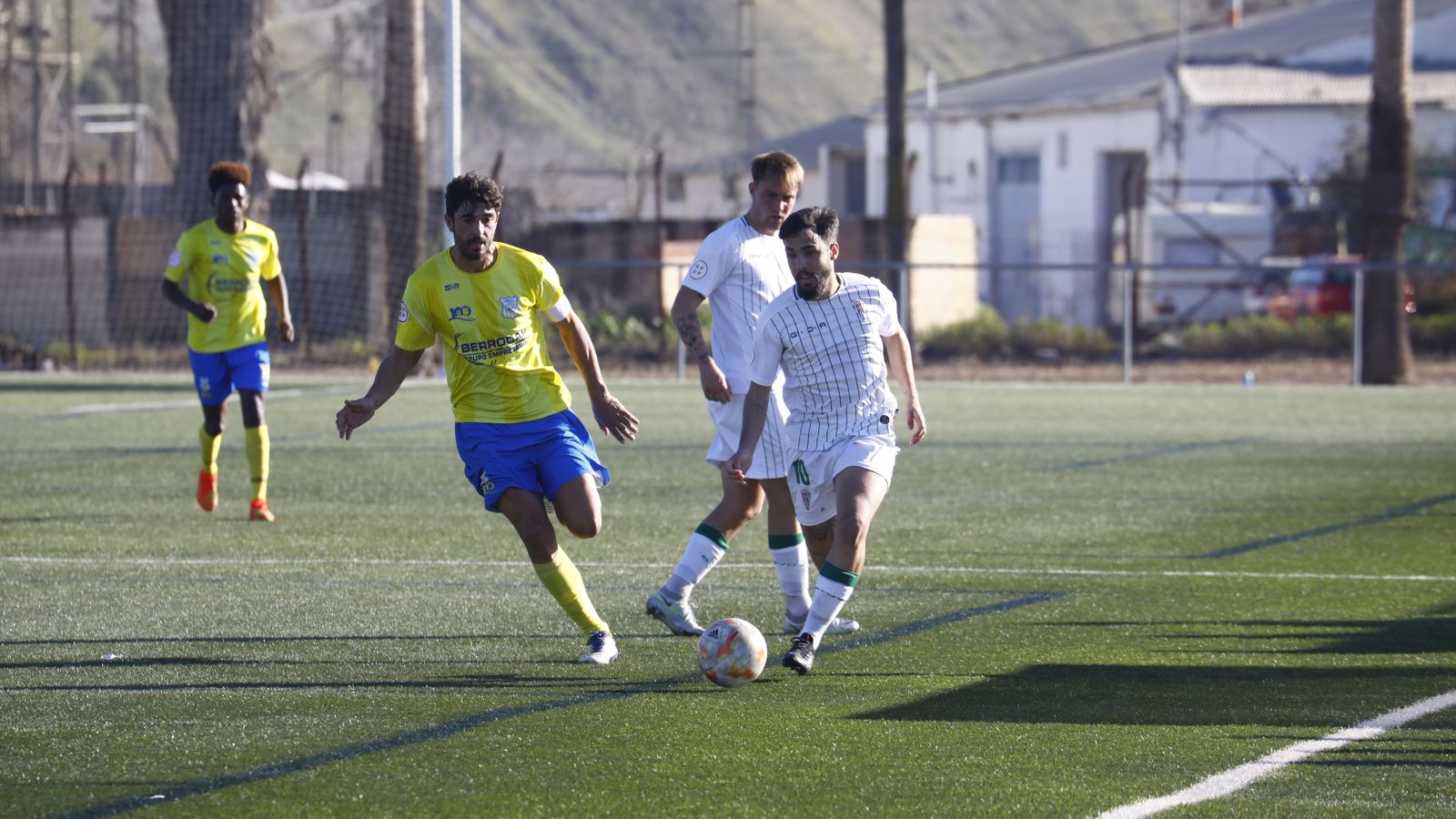 Abreu, jugador del Córdoba B, es presionado por un rival.