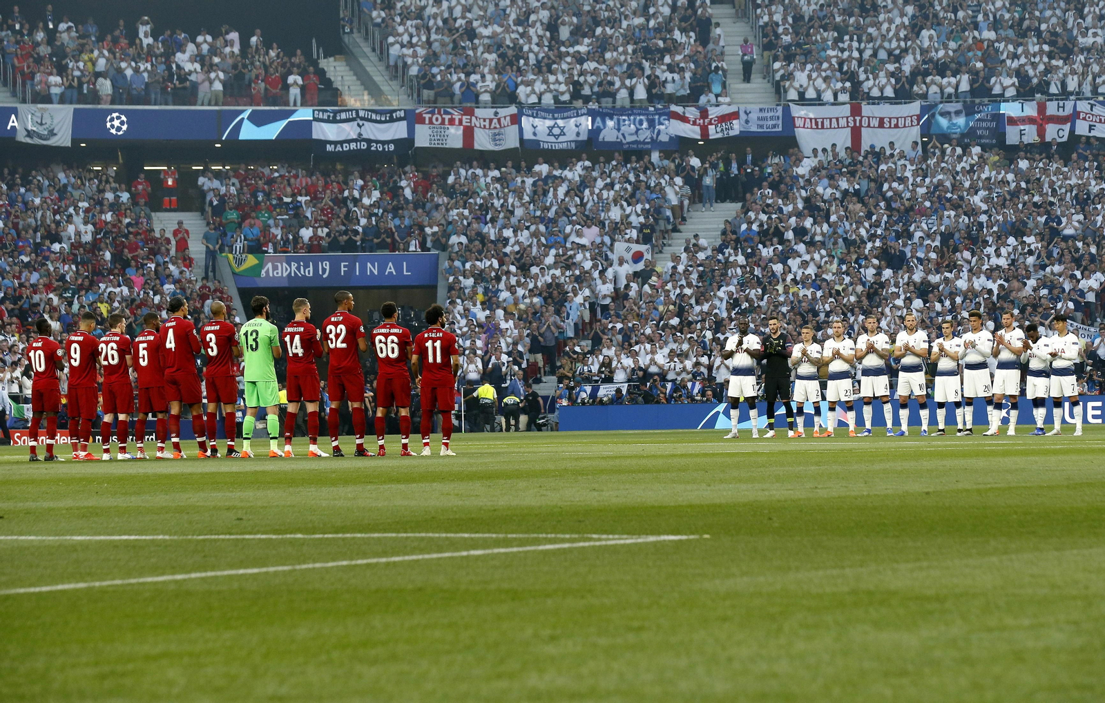 Los dos equipos, en el centro del campo durante el homenaje a Reyes.