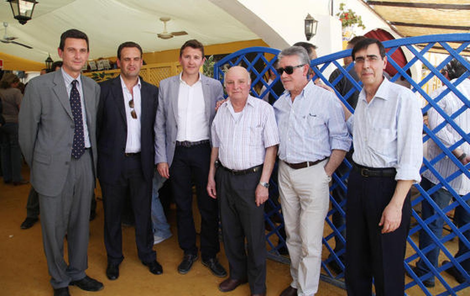 Miembros de la Asociación Vendedores de Prensa y Grupo Distrimedios junto al gerente de Diario de Jerez, Miguel Berraquero, en la caseta de este medio.

Foto: Vanesa Lobo