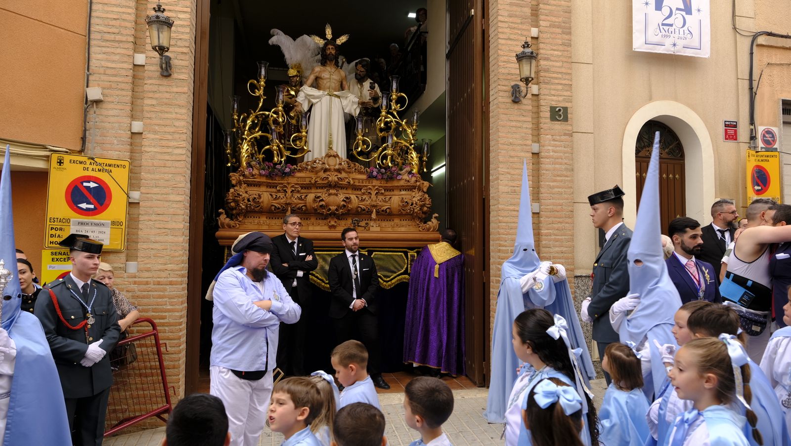 La Procesión de Los Ángeles de sobrepuso a la lluvia, en imágenes