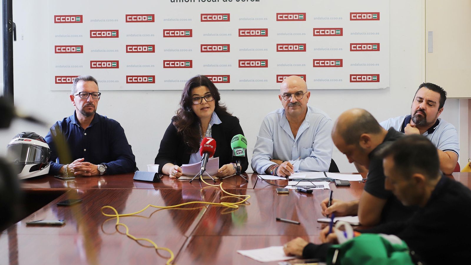 Responsables de CCOO y del comité de empresa de Las Calandrias en la rueda de prensa para denunciar la situación..