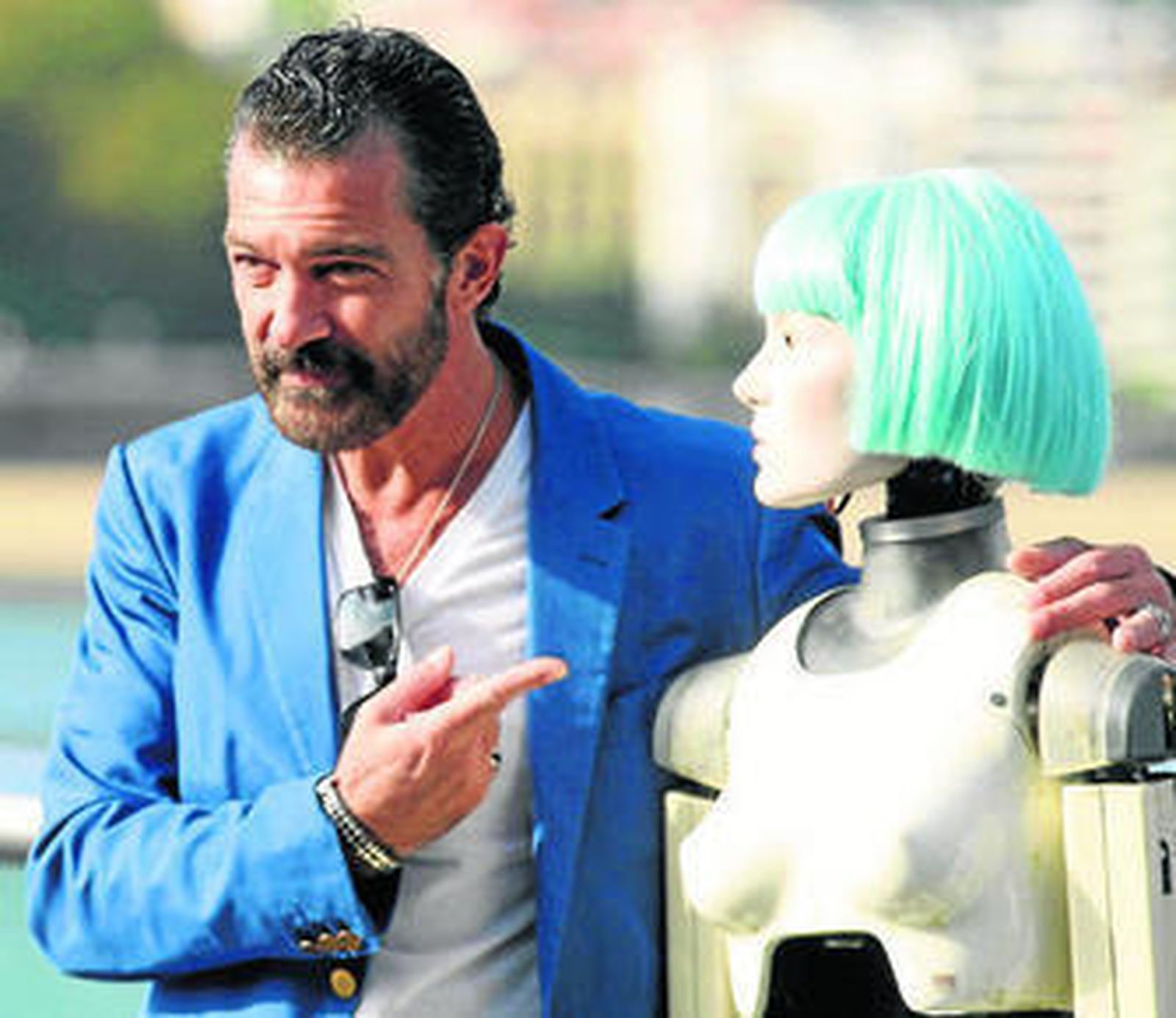 Antonio Banderas presentó ayer junto al robot Cleo su nuevo trabajo, 'Autómata', de Gabe Ibáñez.